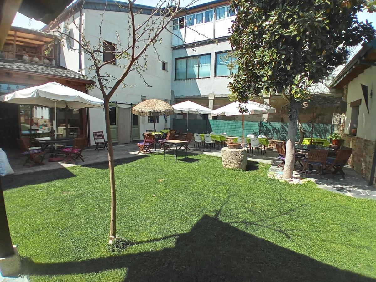 Hostal La Medina De Camponaraya Esterno foto